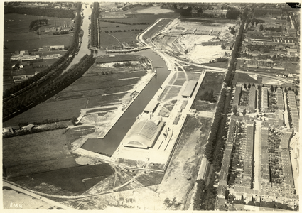 502601 Luchtfoto van de nieuwe gebouwen voor Groenten- en Vruchtenveilingen en de Veilinghaven te Utrecht, met op de ...